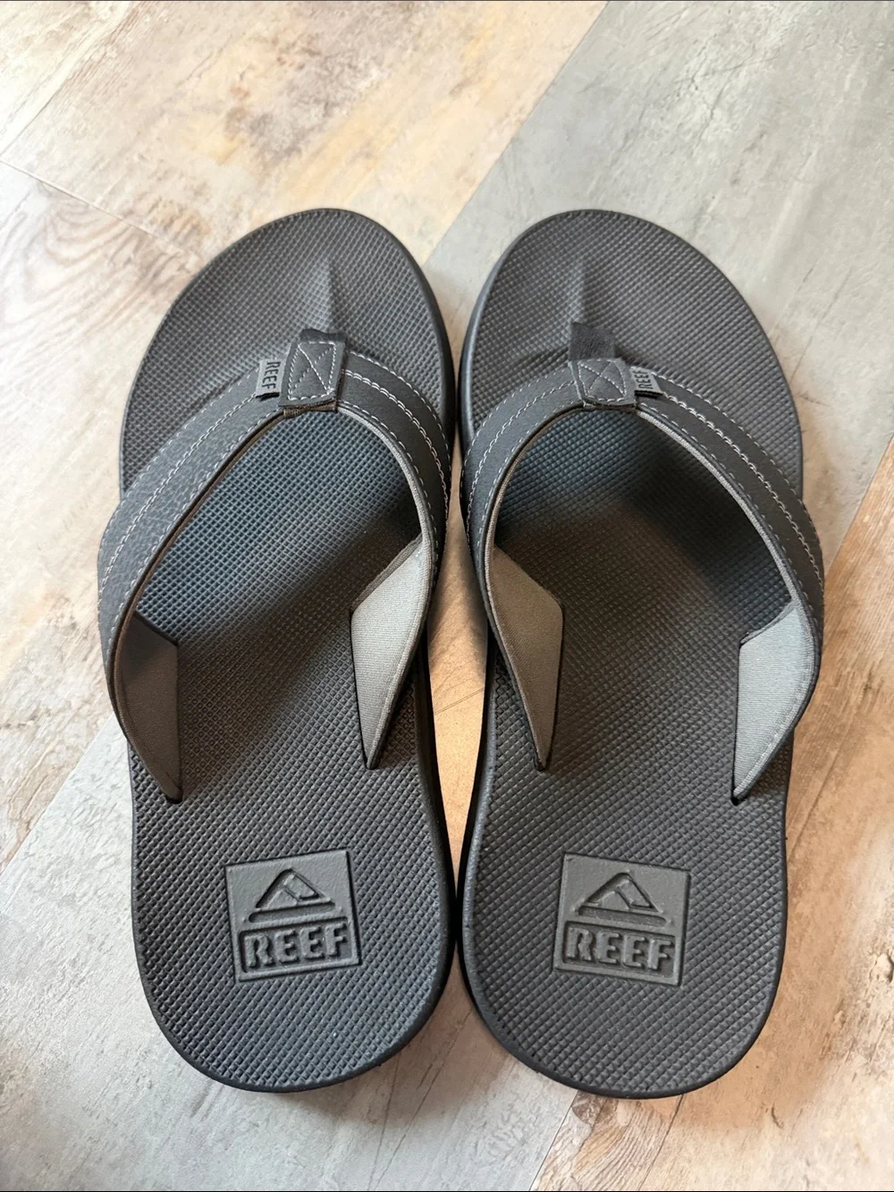 NWOT! Mens reef flip flops